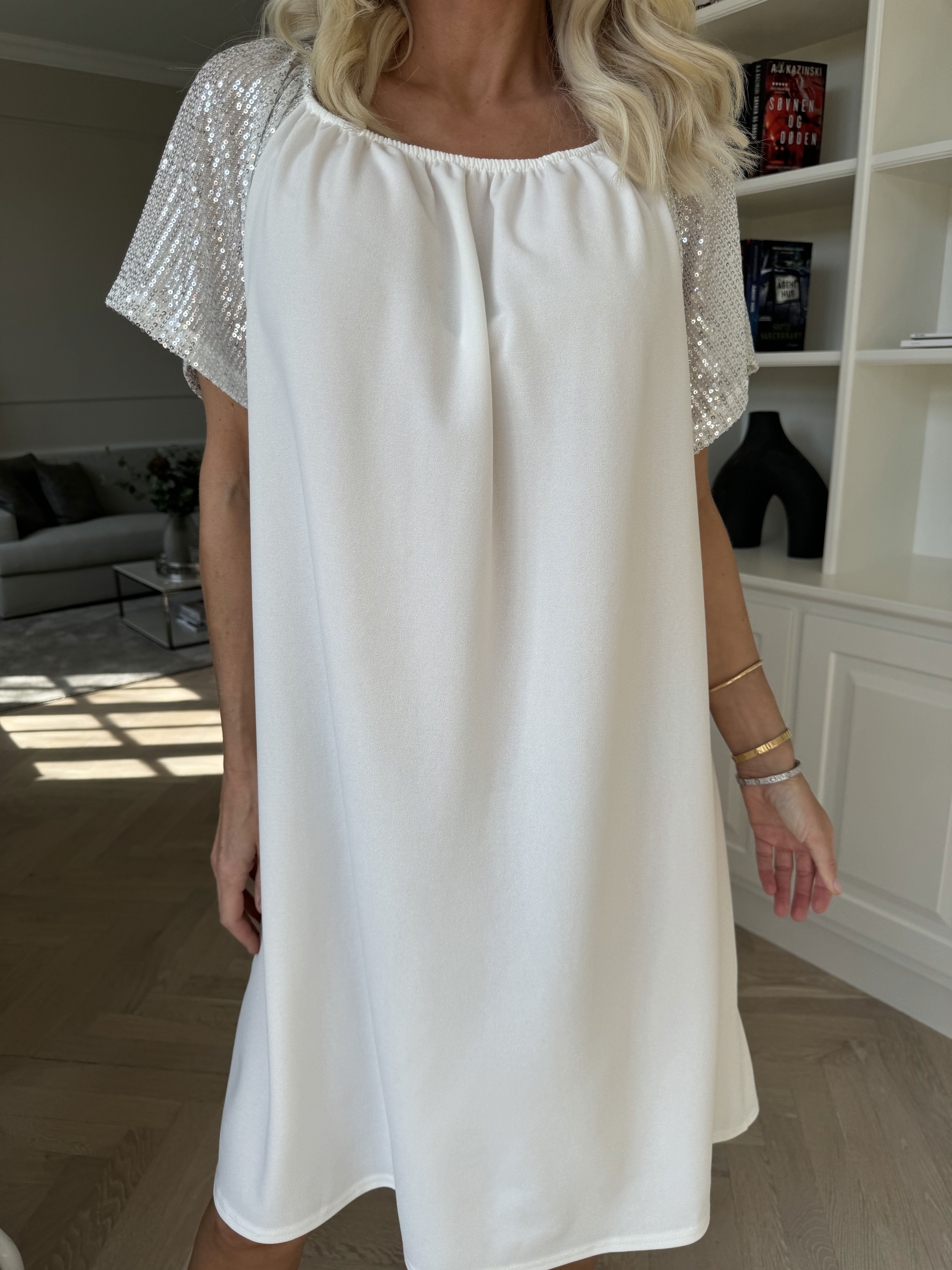 Kim - Sød elastisk kjole med pailletærmer